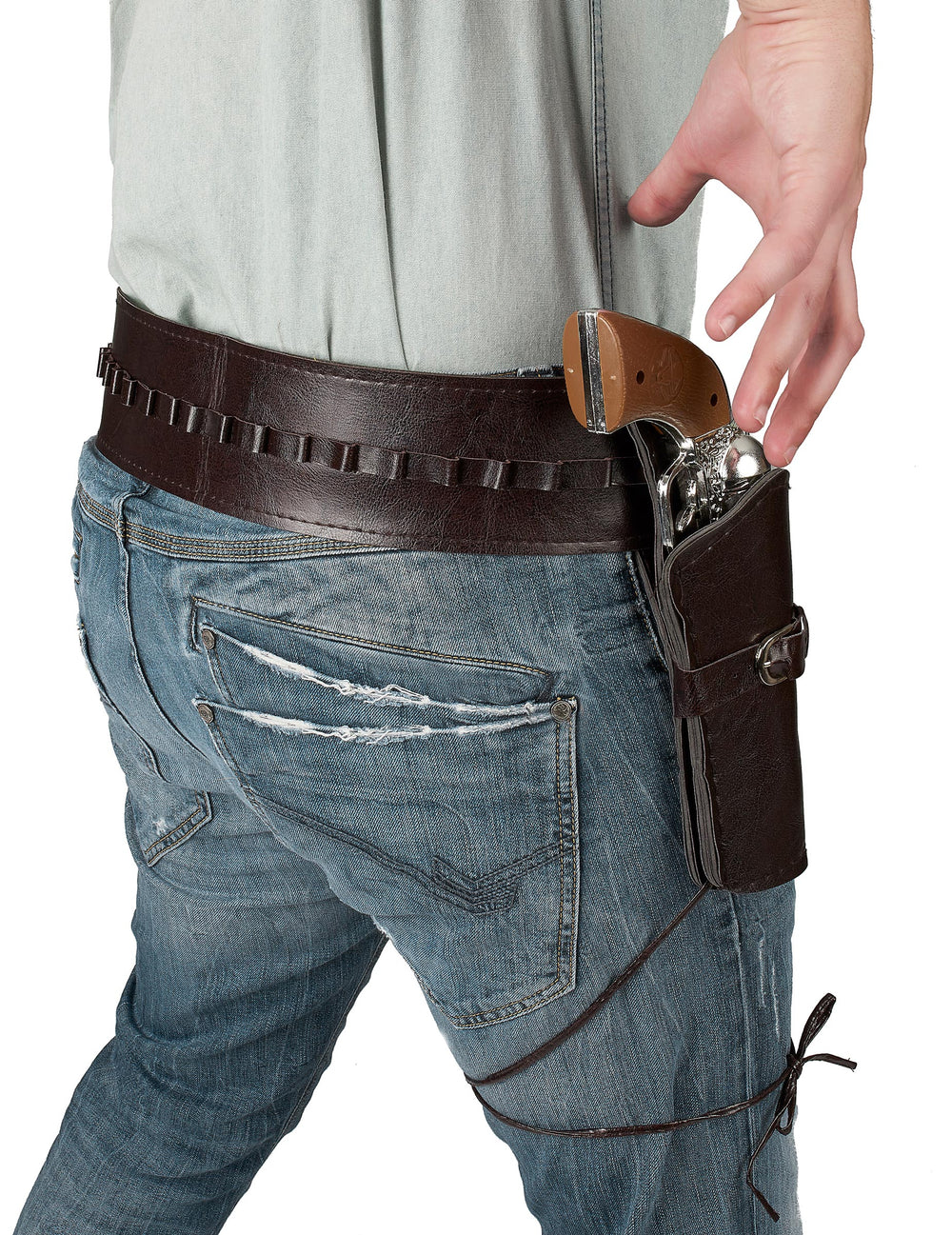 Gros plan sur l'étui et le pistolet de la ceinture avec étui cowboy pour adulte