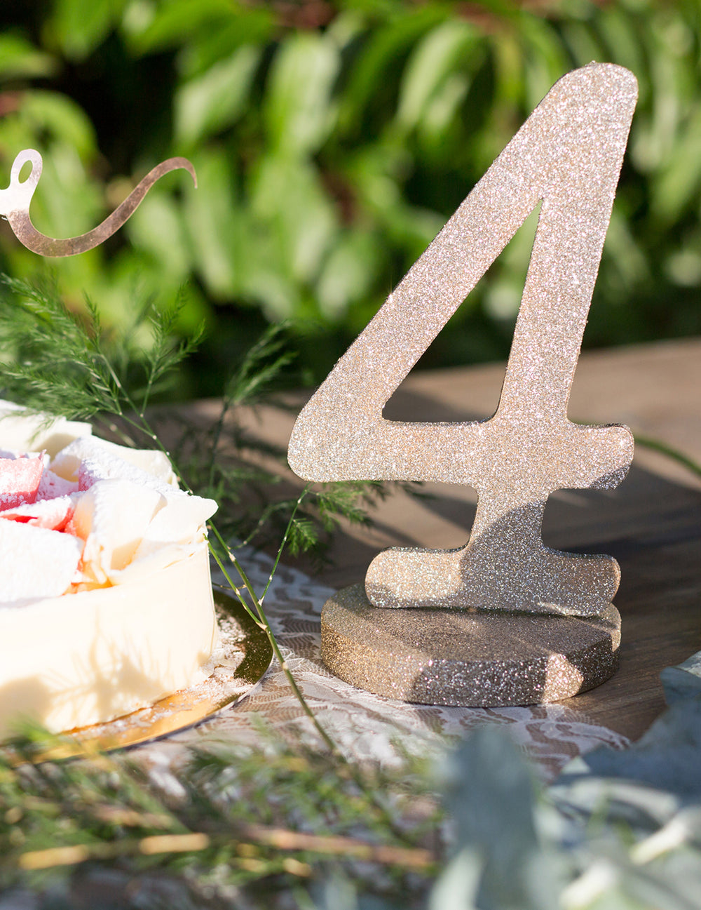 Vue de profil du centre de table chiffre 4 pour anniversaire