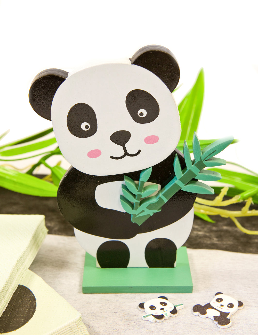 Gros plan sur la figurine en bois du centre de table panda