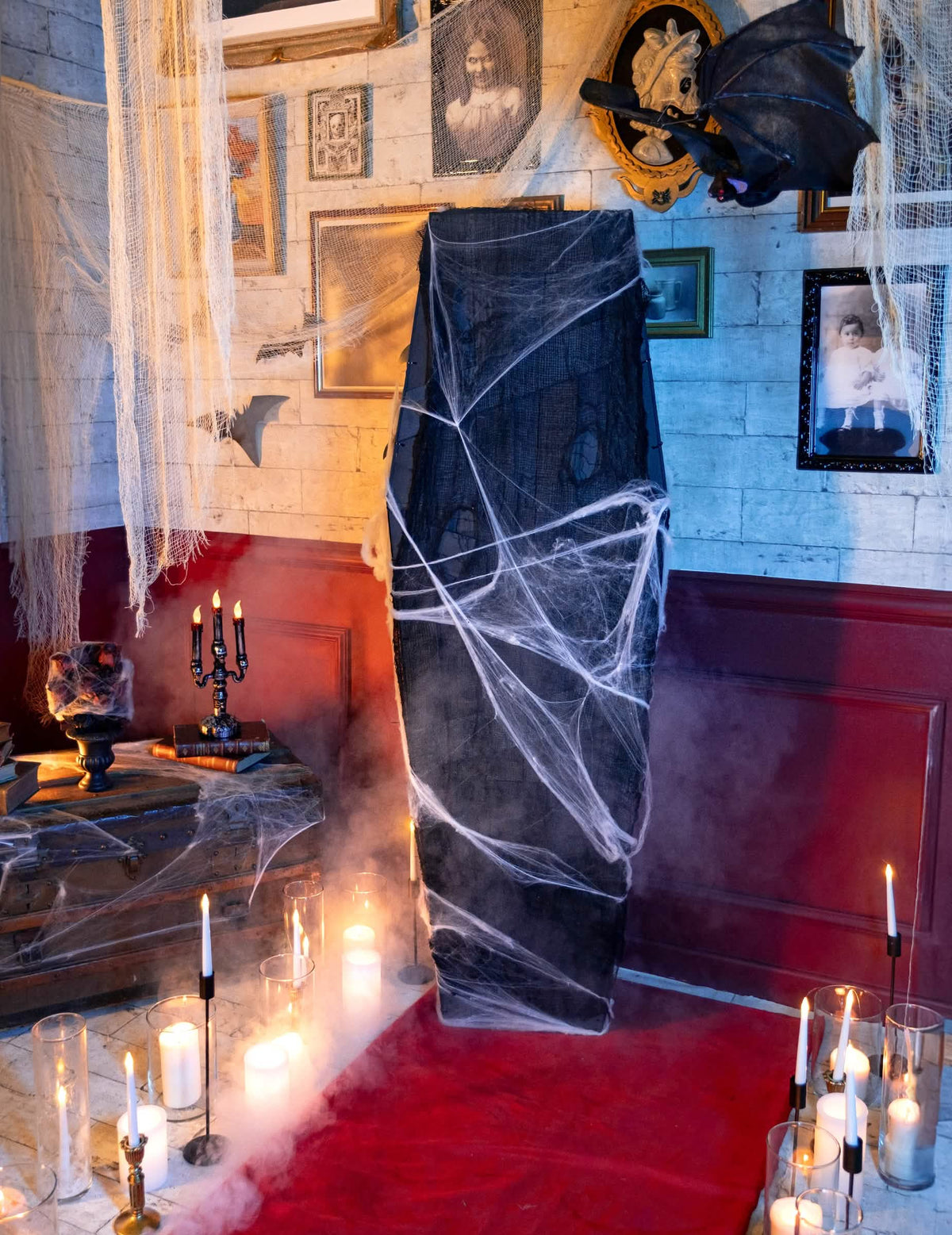 Encenação de ambiente do caixão halloween para decoração castanho e preto com teias de aranha