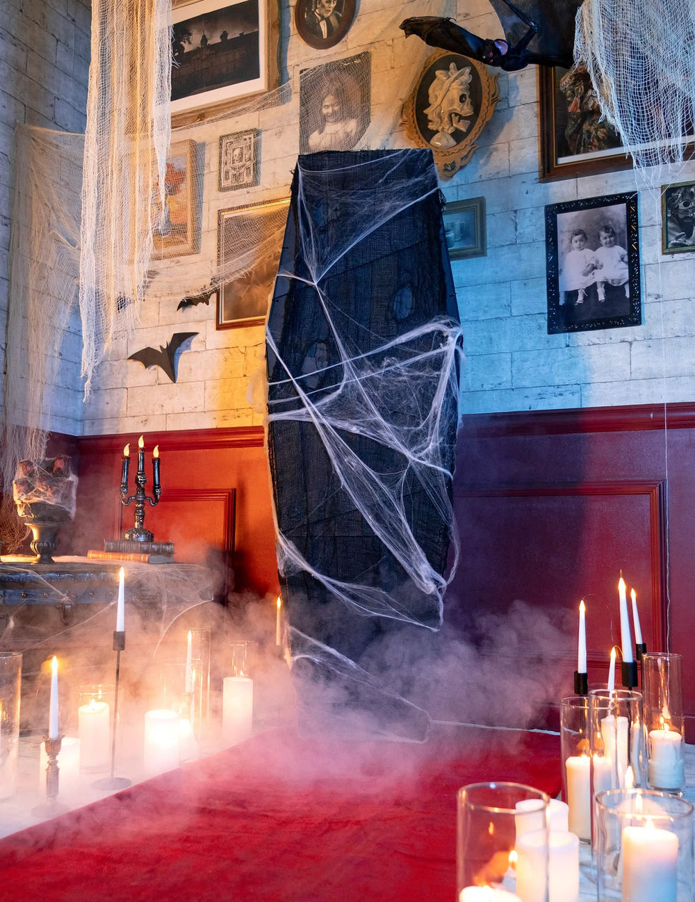Encenação com velas e fumo do caixão halloween para decoração com teia de aranha branca