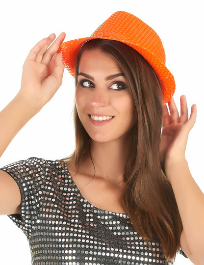 Vue de face portée du chapeau borsalino à sequins pour adulte orange