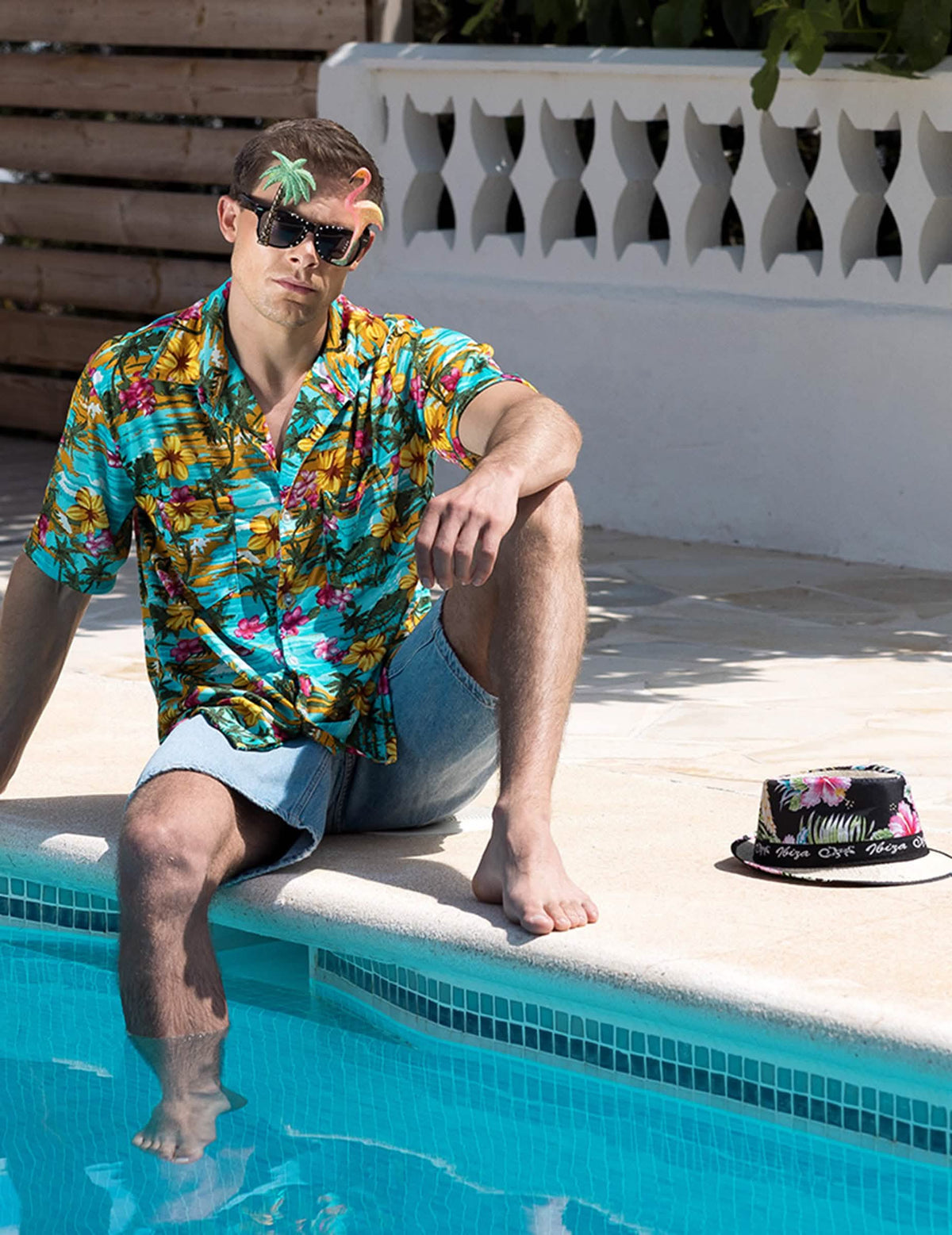 Encenação à beira de uma piscina do chapéu borsalino ibiza