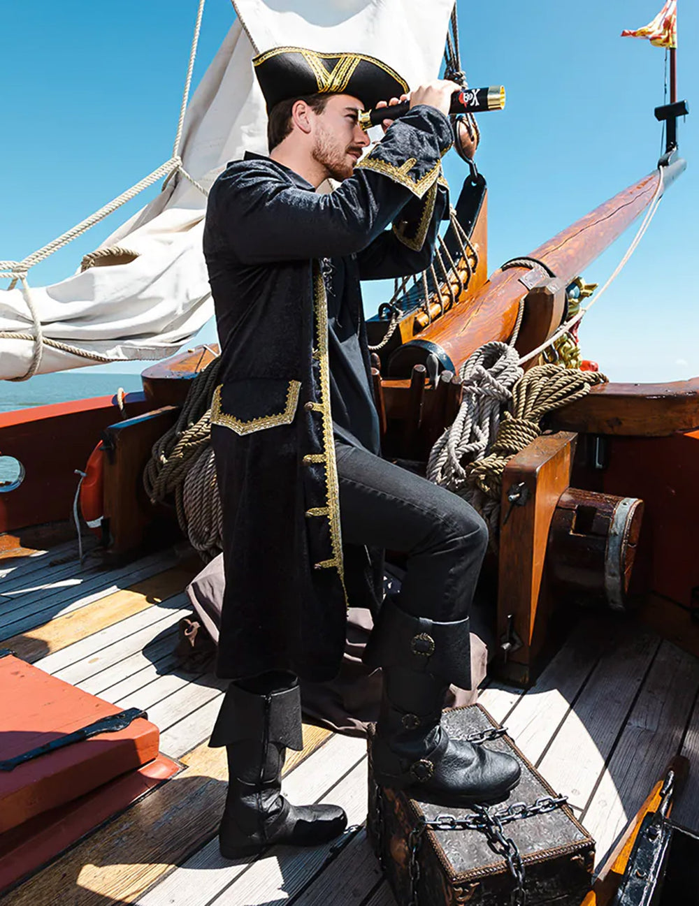 Vue de profil en situation du chapeau de pirate pour adulte noir à liseré or