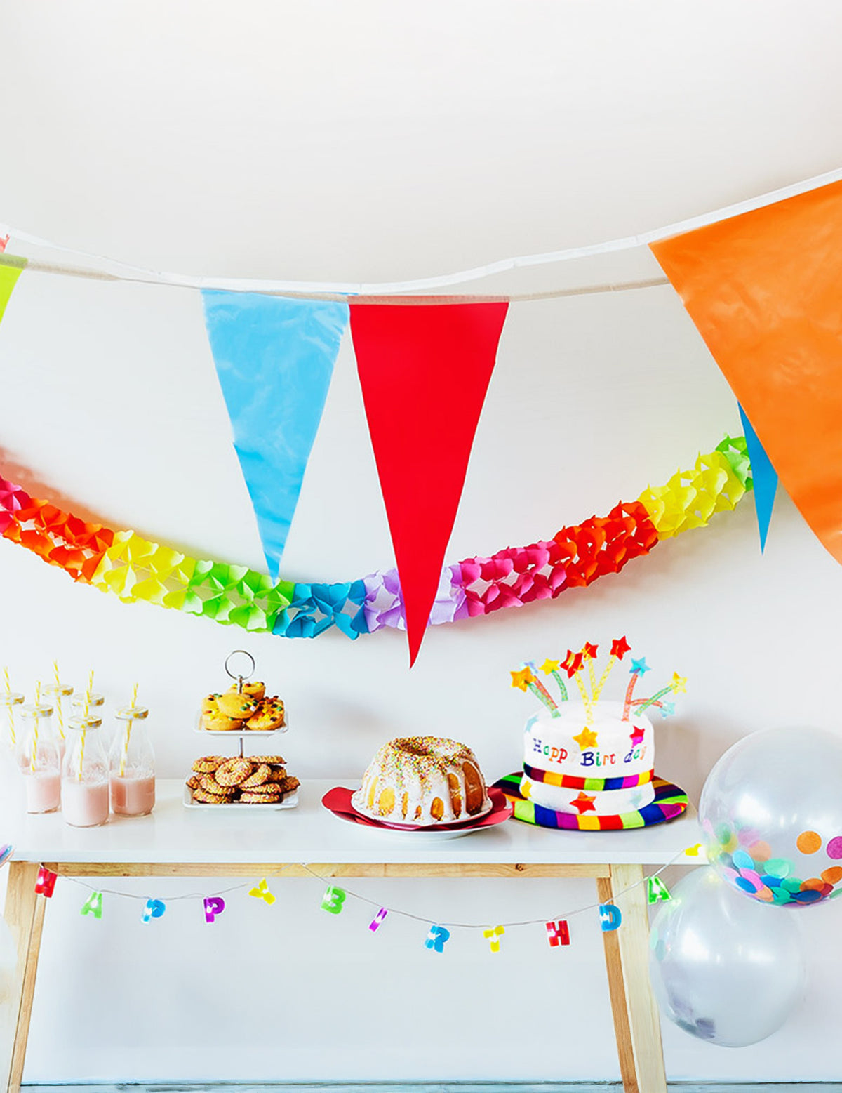 Vue en situation sur une table de fête du chapeau happy birthday pour adulte