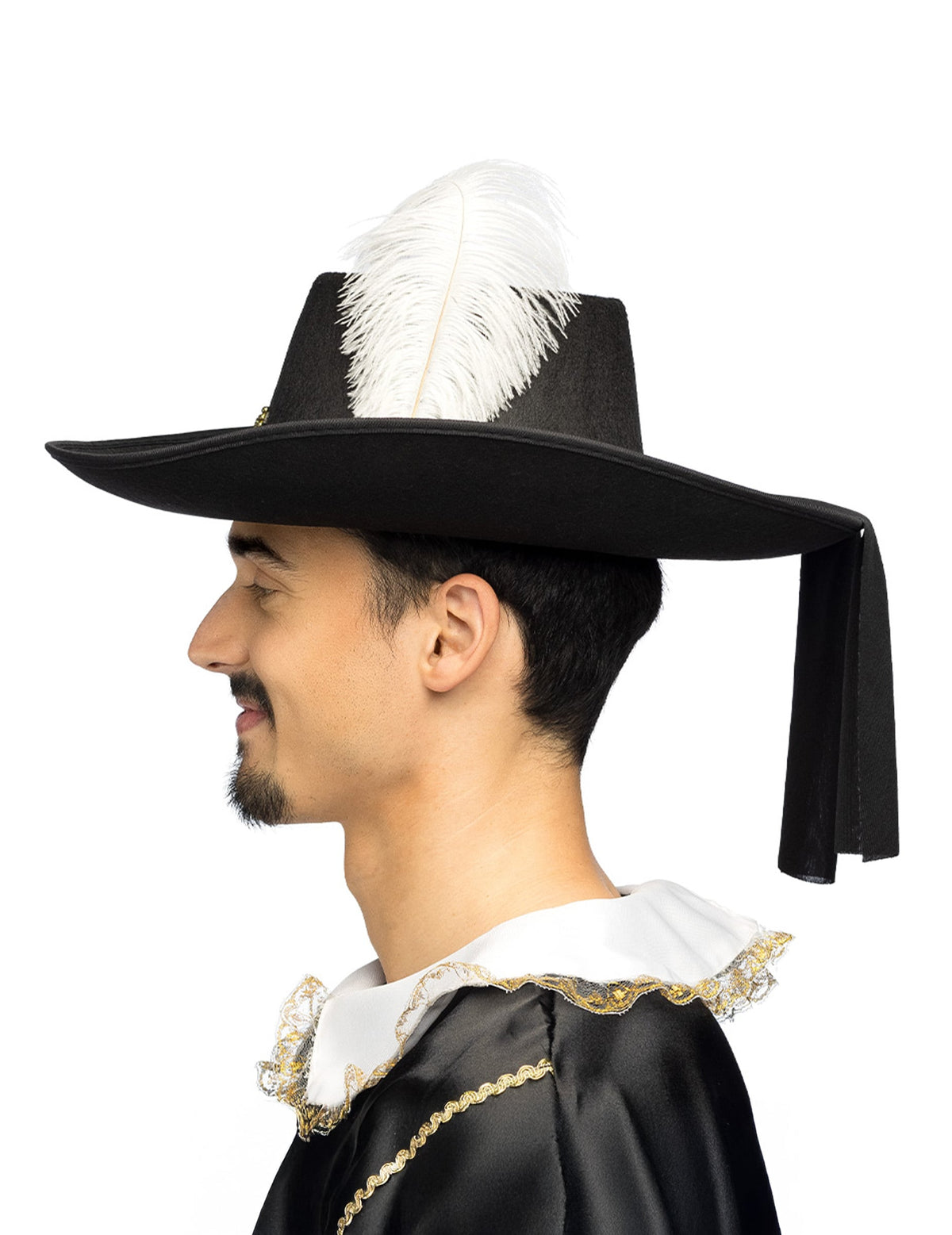 Détail de la plume et du ruban du chapeau de mousquetaire pour adulte