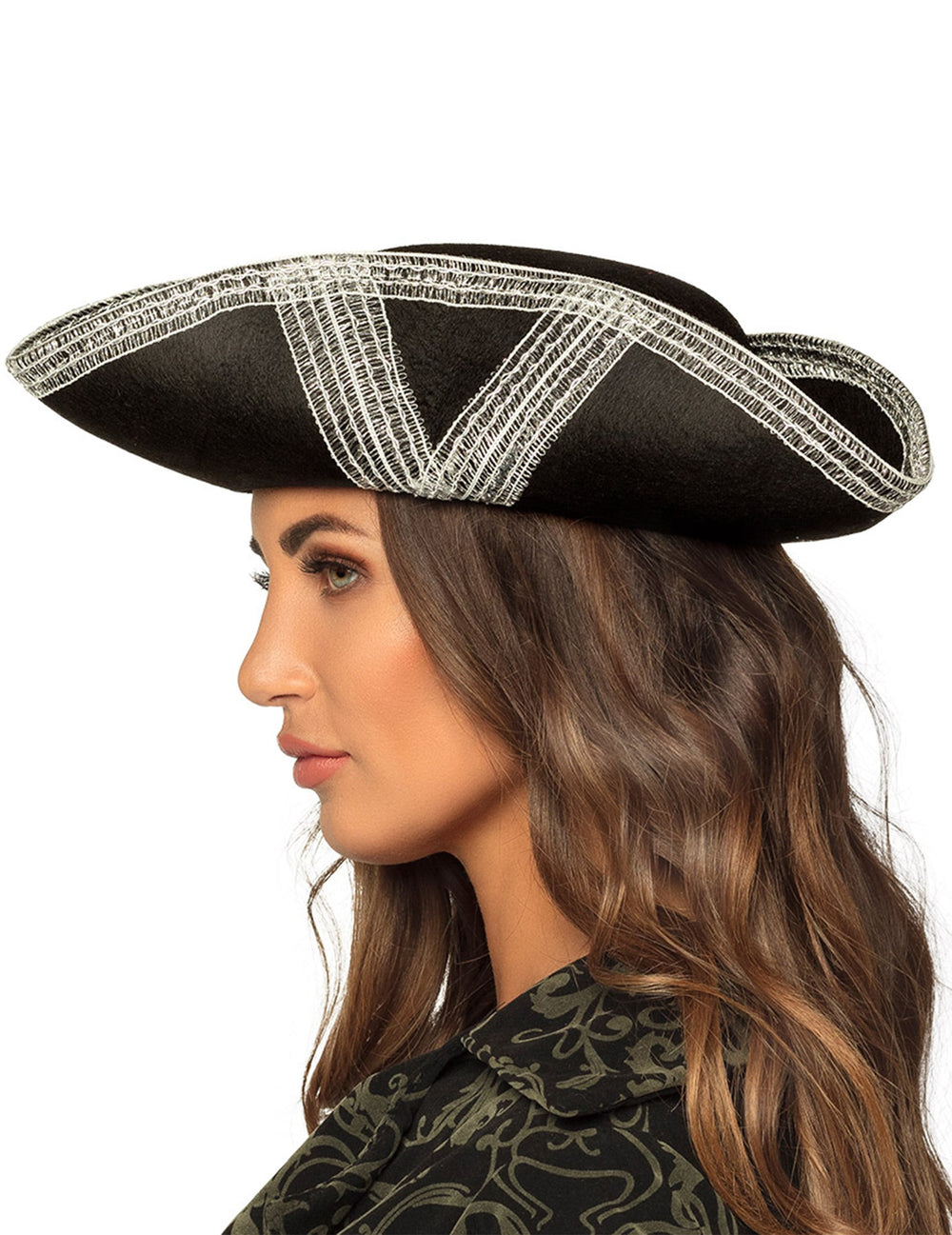Détail de la bordure argentée du chapeau de pirate