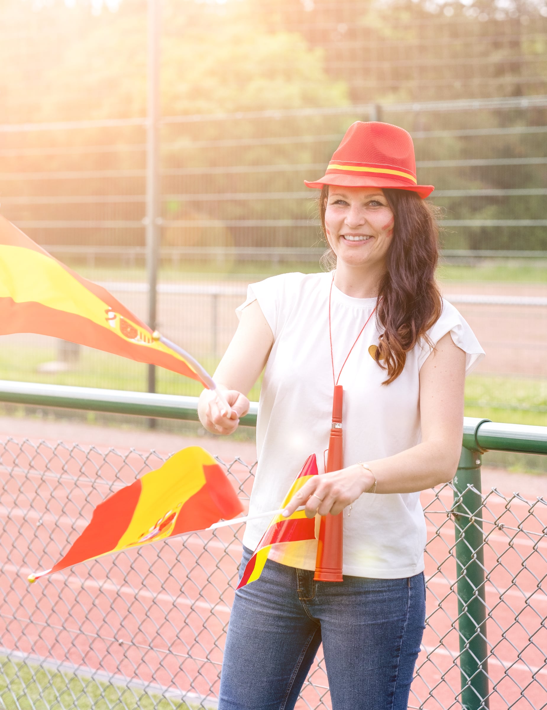 Mise en situation avec drapeaux du chapeau supporter Espagne pour adulte