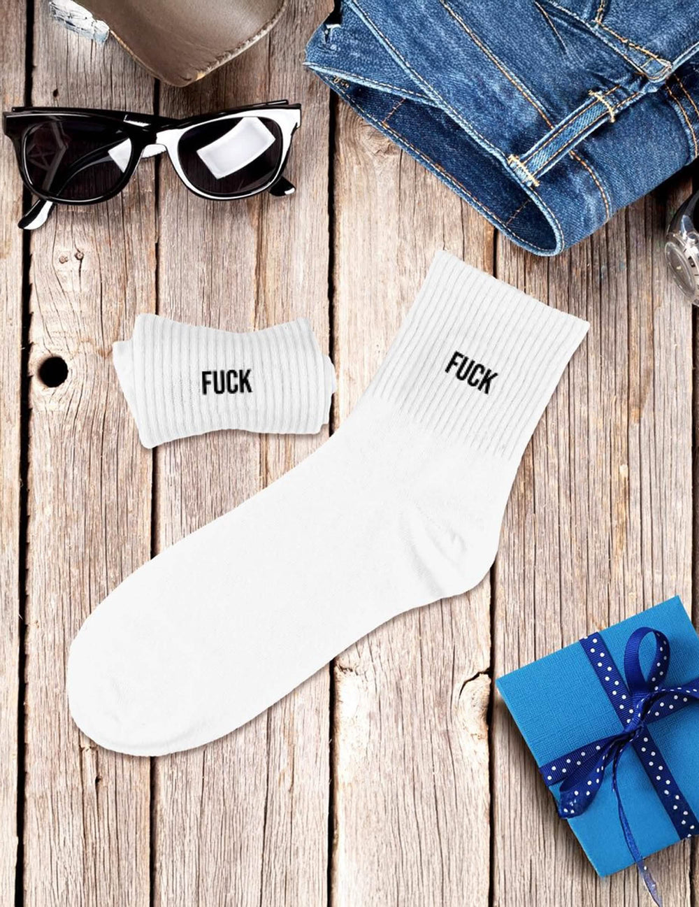 Mise en scène sur fond bois des chaussettes Fuck pour homme