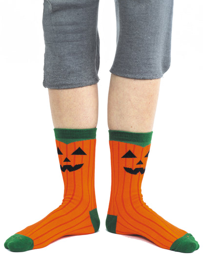 Vue de face des chaussettes citrouille effrayante