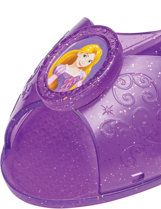 Détail du médaillon des chaussures de princesse Raiponce