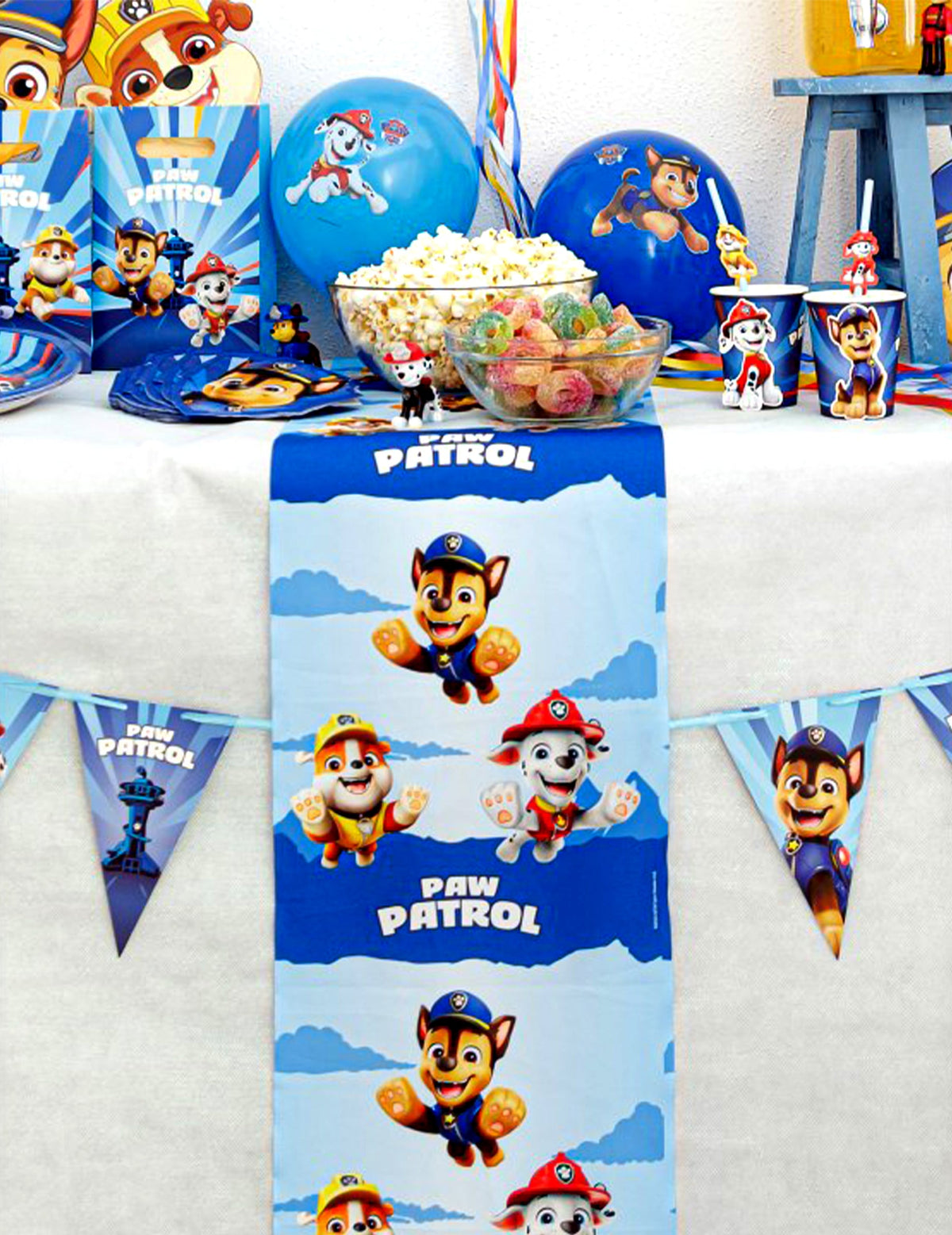 Mise en situation avec ballons et fanions du chemin de table Pat'patrouille
