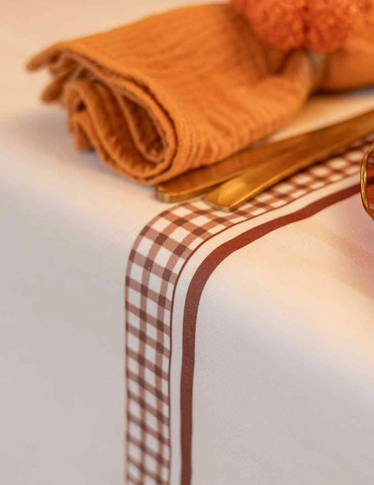 Caminho de mesa Buquê de outono em tecido creme e auburn 28 cm x 3 m