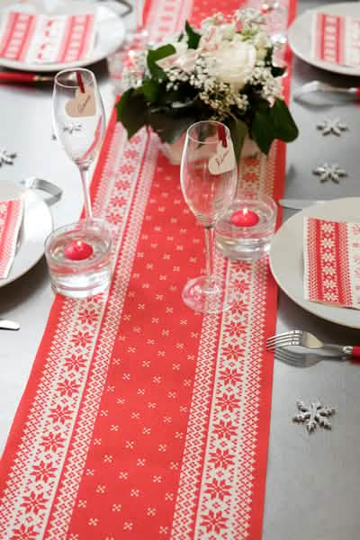 Cenário da faixa de mesa de algodão junto à lareira