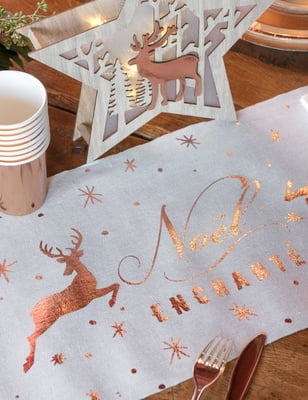 Mise en situation du chemin de table en coton Noël enchanté