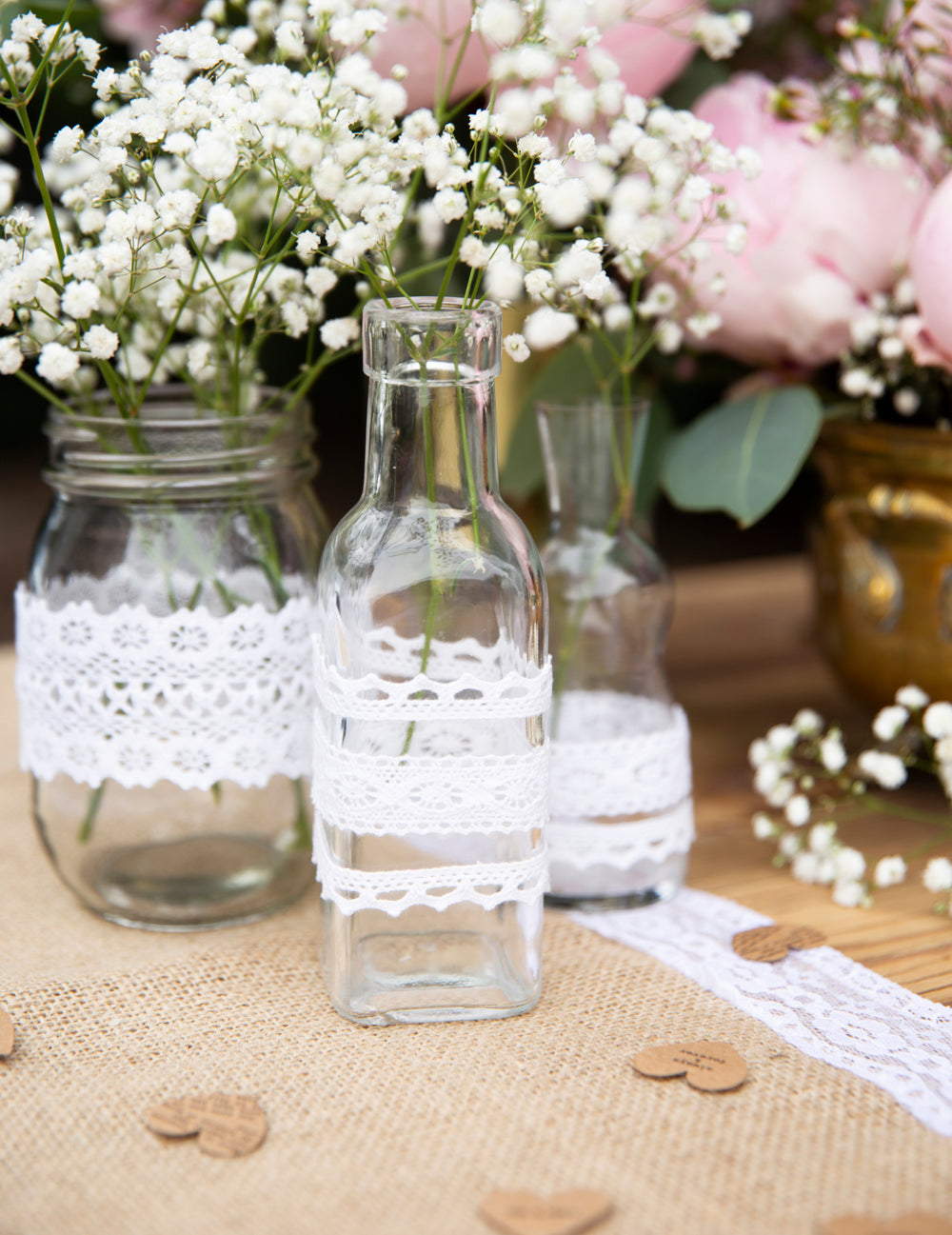 Mise en situation sur une table du chemin de table en jute bordures dentelle pour mariage