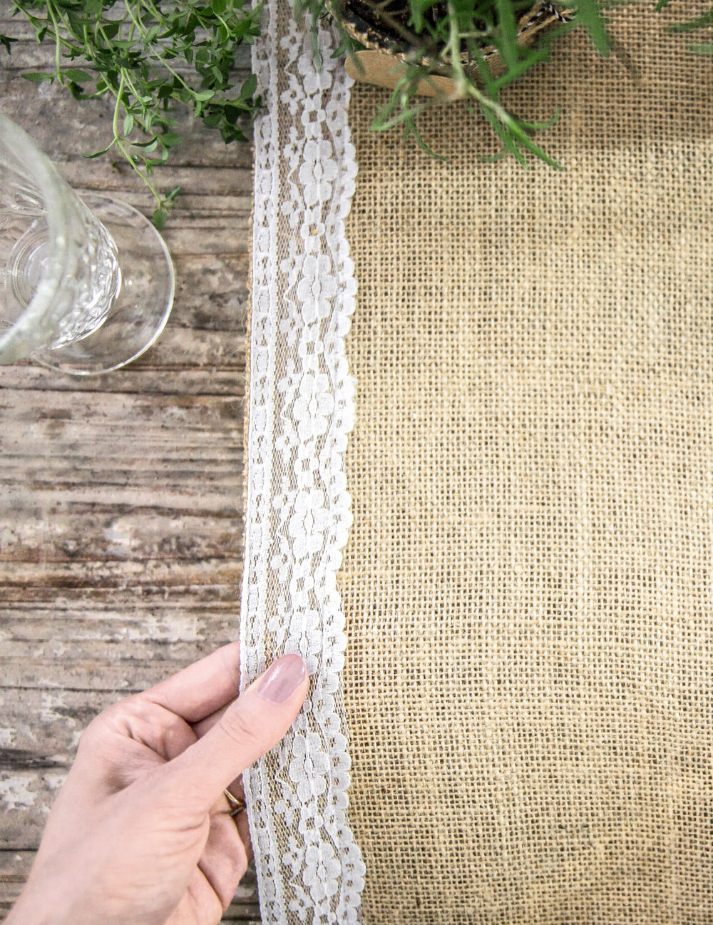 Détail du tissage et de la dentelle du chemin de table en jute bordures dentelle pour mariage