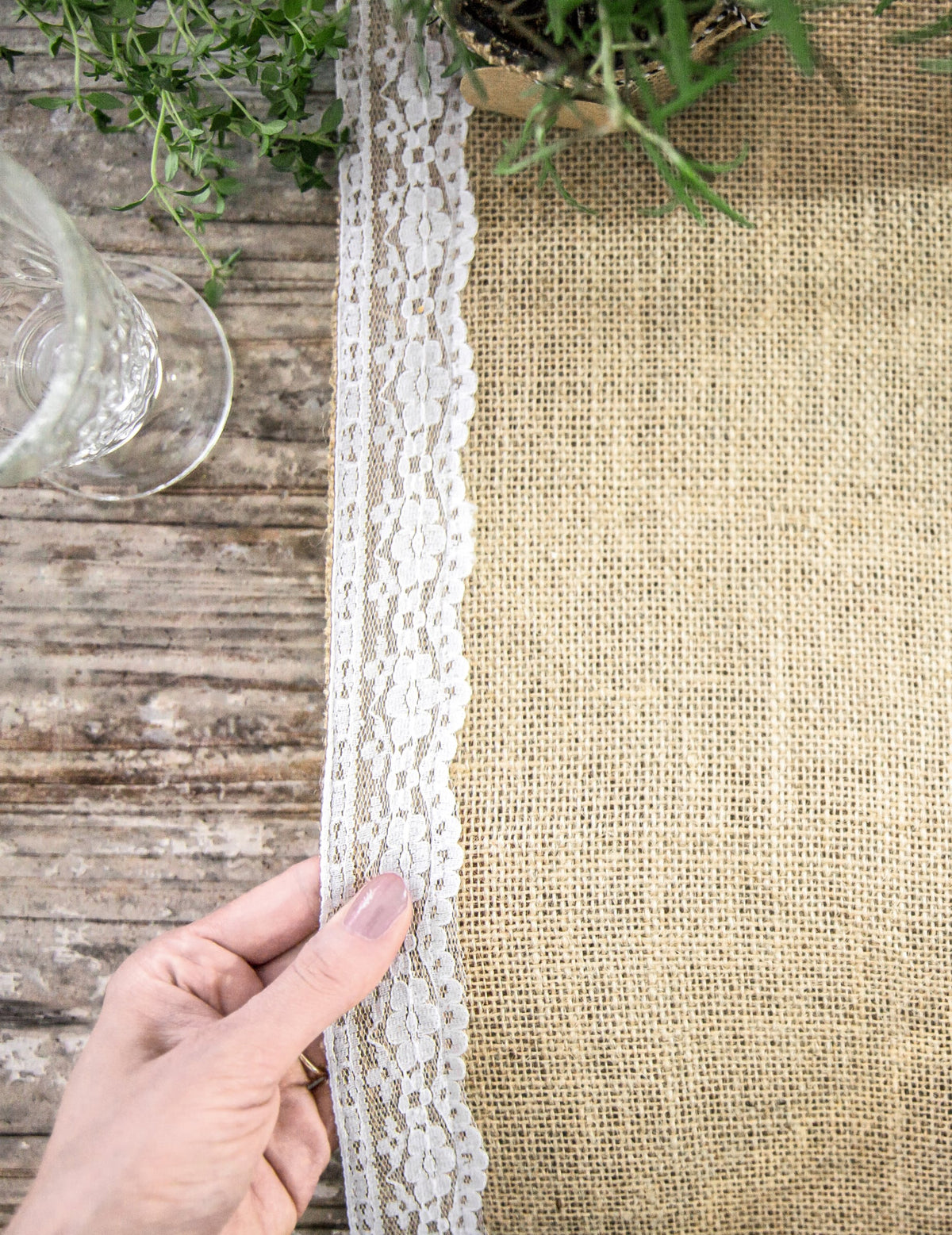 Détail du tissage et de la dentelle du chemin de table en jute bordures dentelle pour mariage