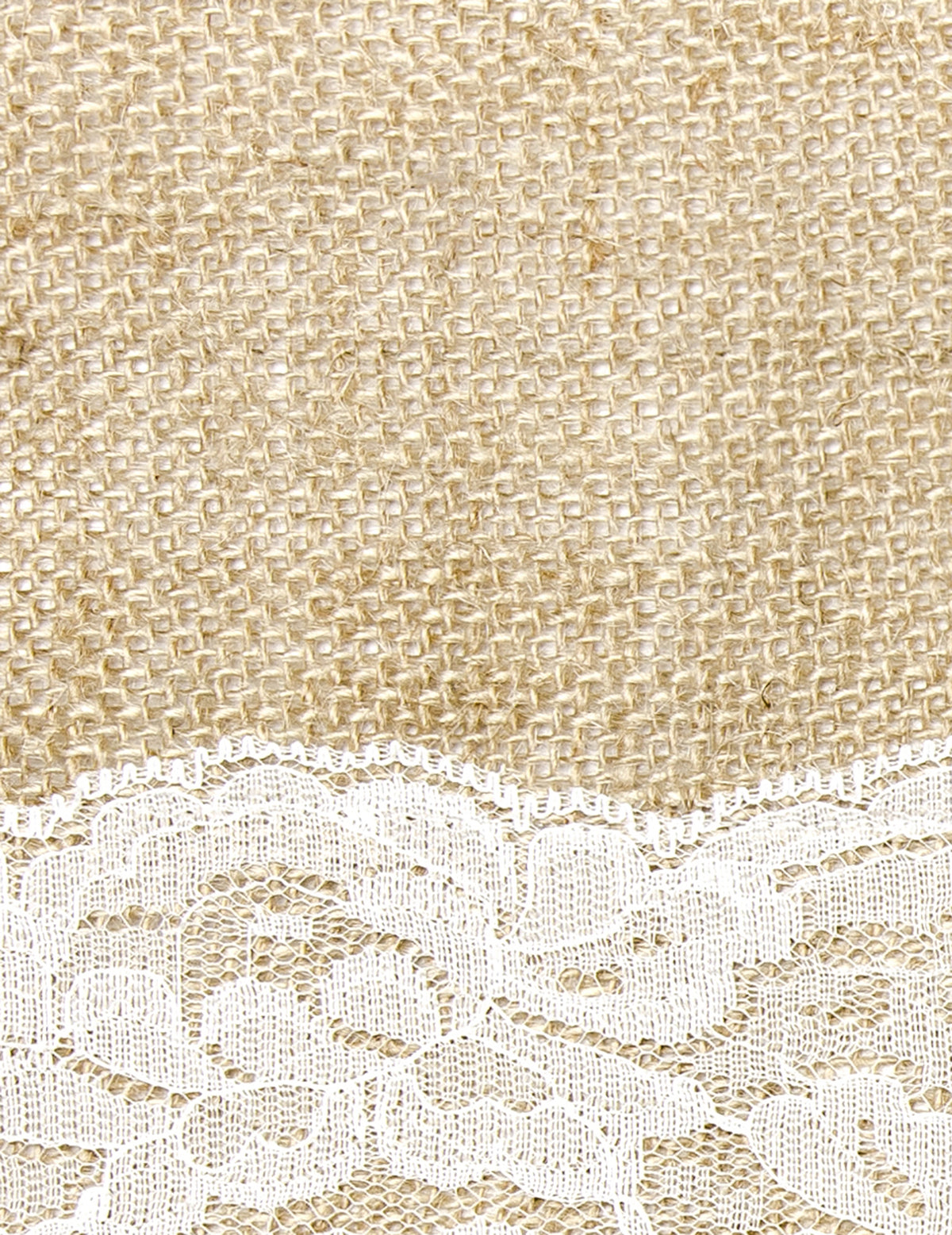 Gros plan sur la dentelle du chemin de table en jute centre dentelle naturel et blanc découpable