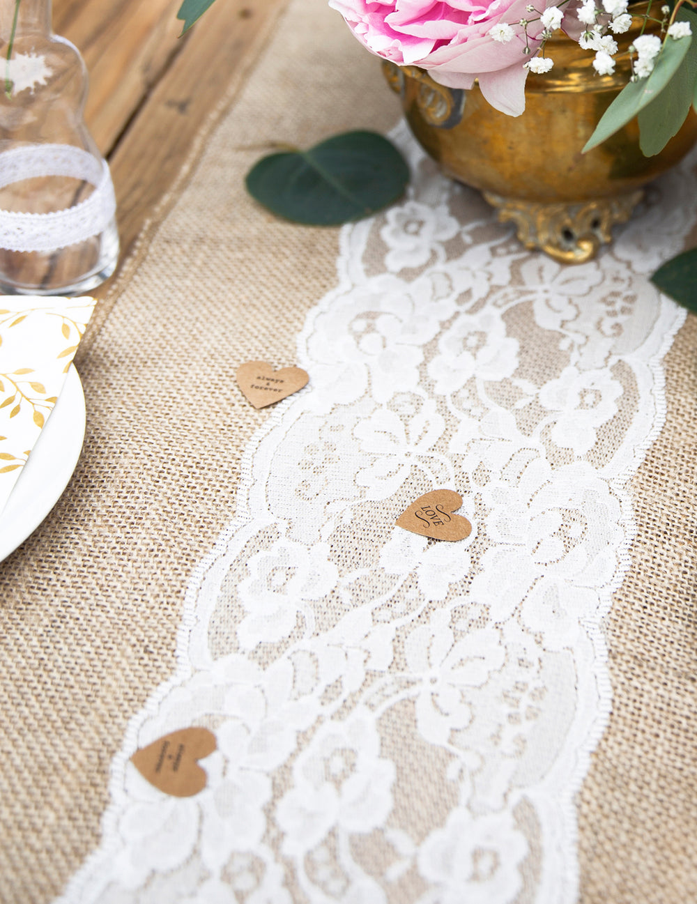 Mise en situation du chemin de table en jute centre dentelle naturel et blanc découpable