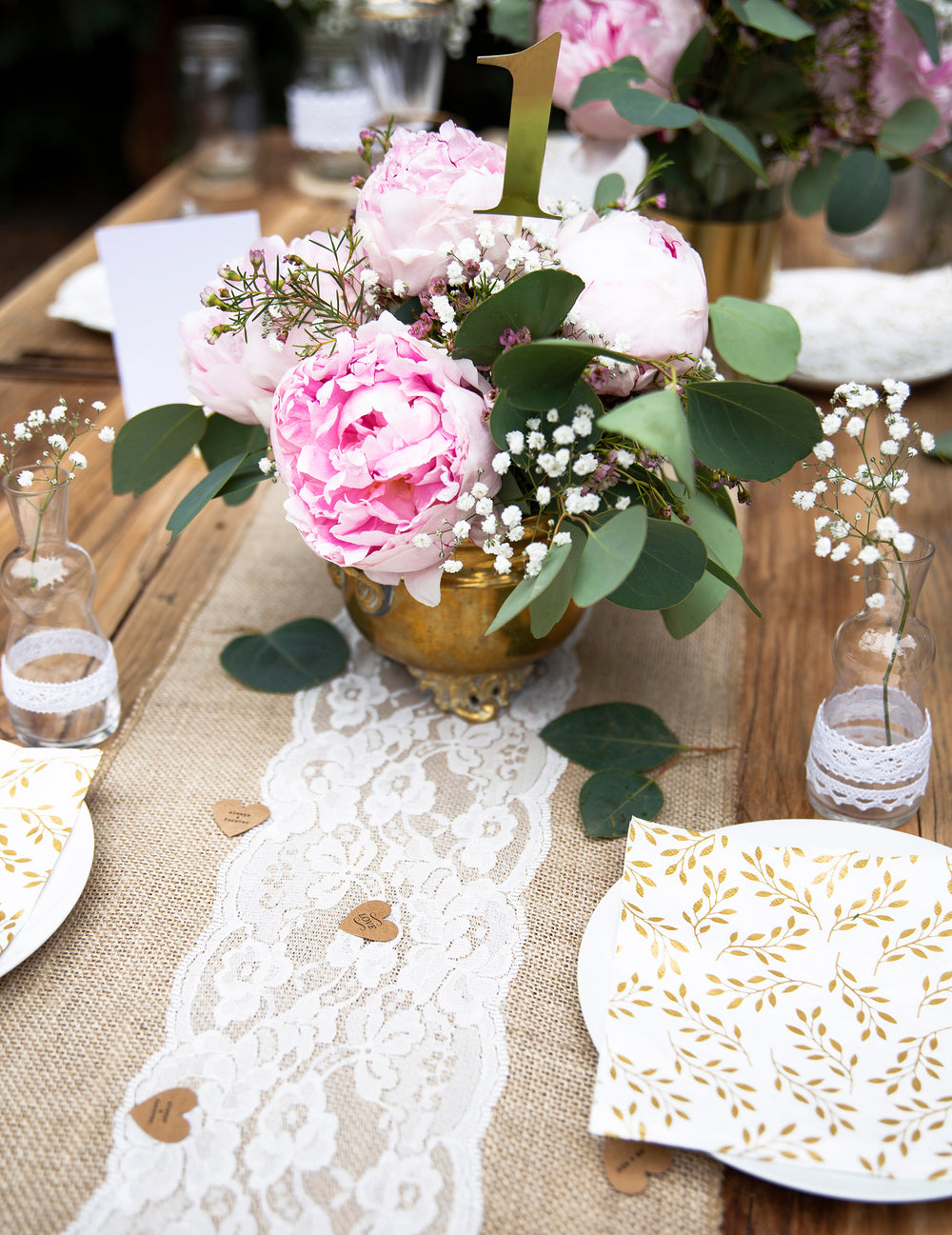 Mise en scène avec centre de table fleuri du chemin de table en jute centre dentelle