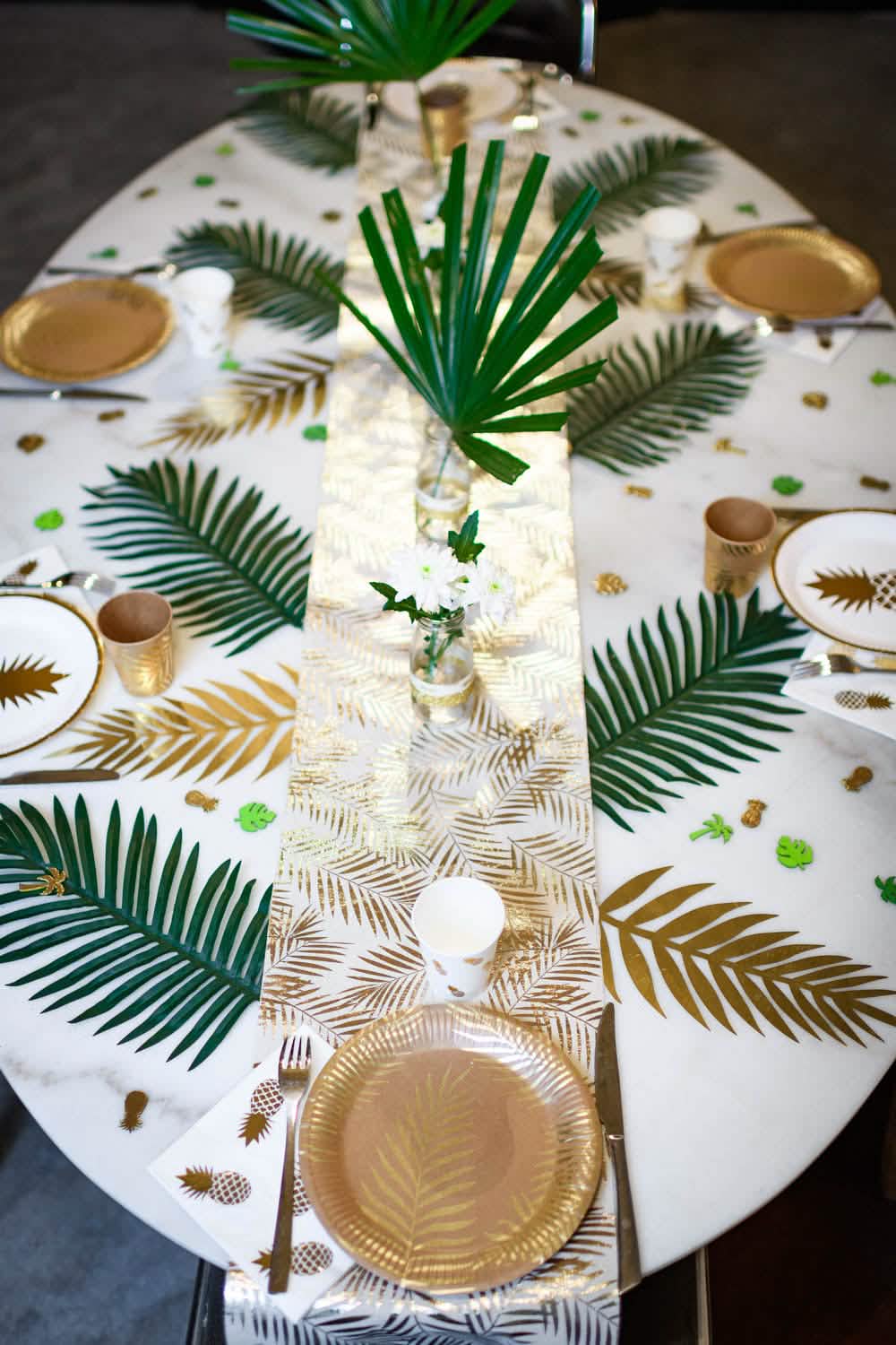 Vista geral da mesa decorada com o caminho de mesa em linho palmeira dourado chique e natural