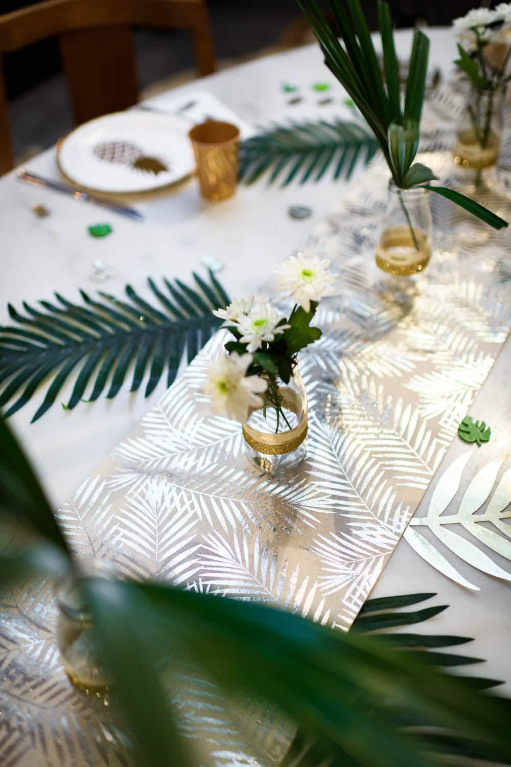 Encenação do caminho de mesa em linho de palmeira dourado chique e natural