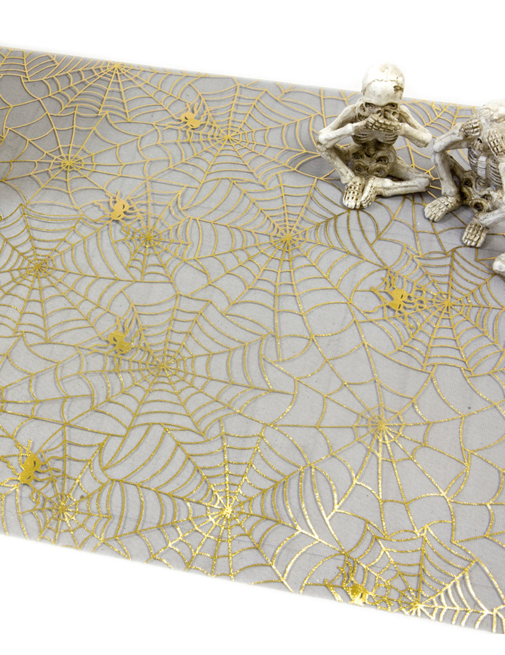 Gros plan sur le motif doré du chemin de table toile d'araignée pour Halloween