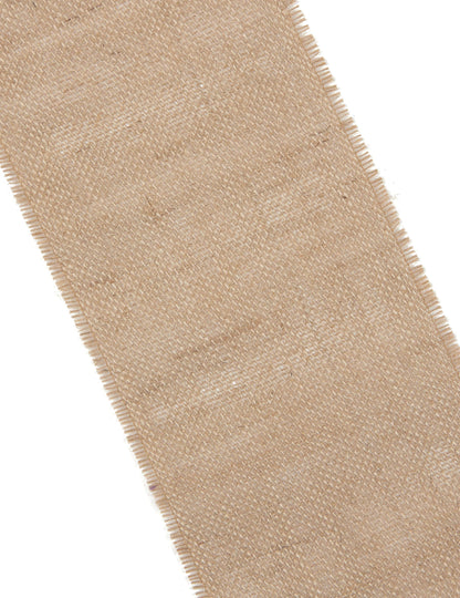 Gros plan sur le tissage du chemin de table toile de jute pour décoration naturelle