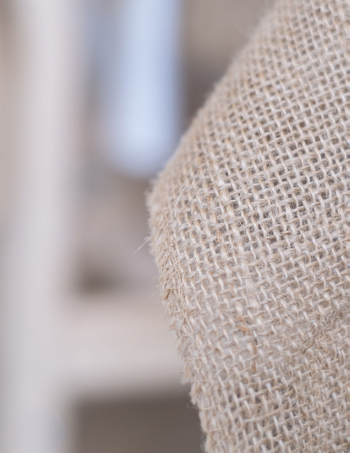 Détail du bord et de la texture du chemin de table toile de jute pour décoration naturelle
