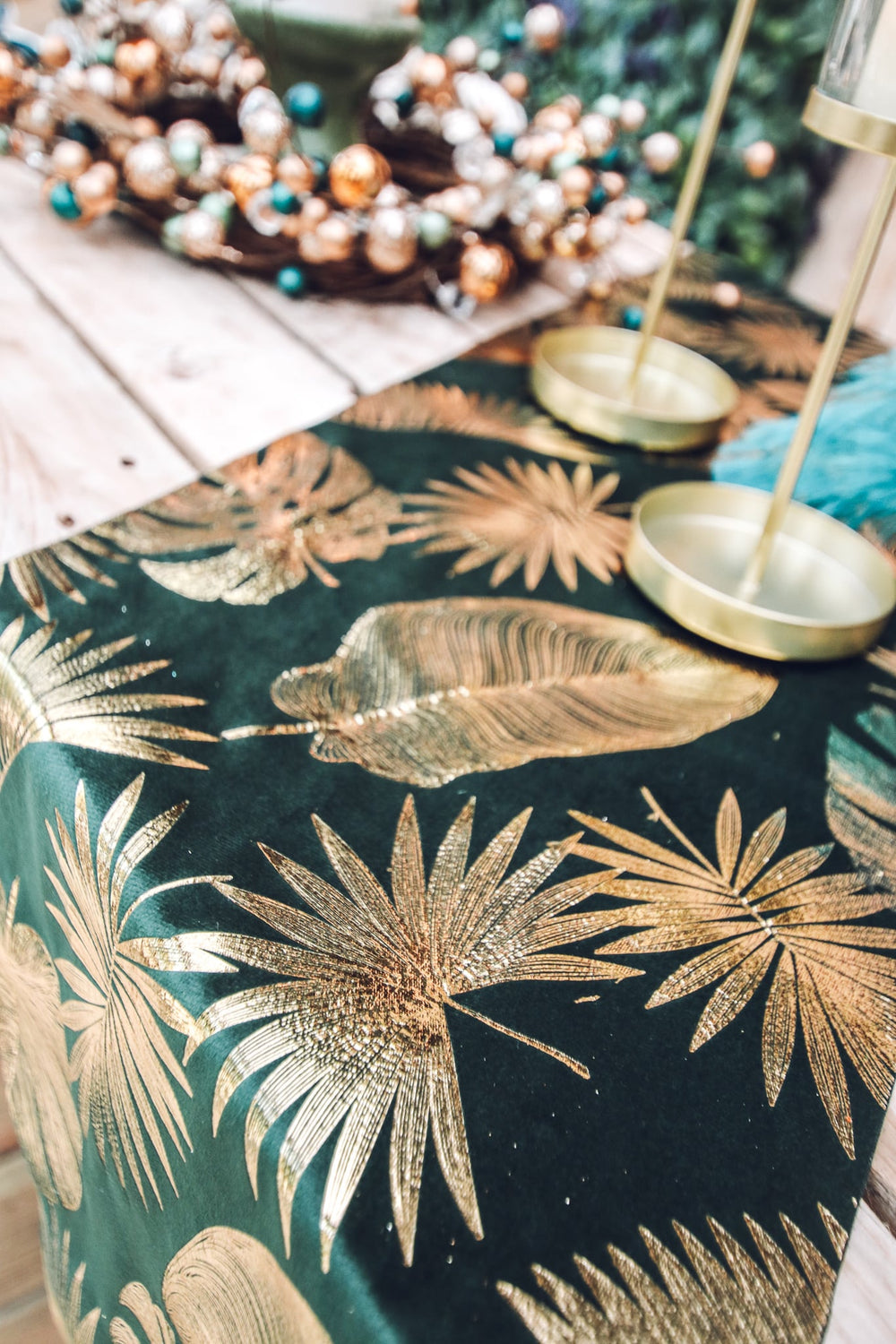 Détail des motifs de feuilles dorées du chemin de table tropical chic