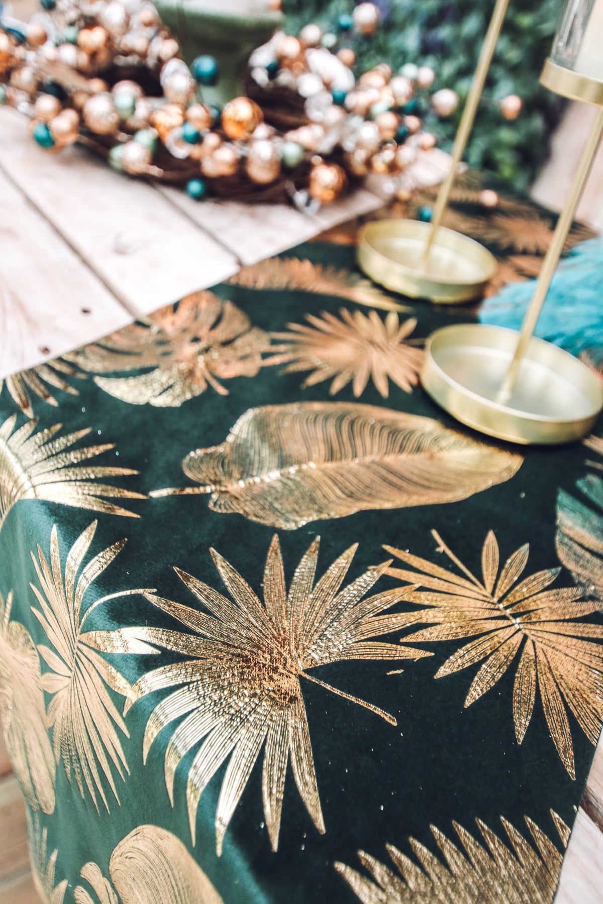 Détail des motifs de feuilles dorées du chemin de table tropical chic