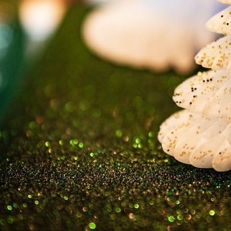 Gros plan sur les paillettes du chemin de table étincelant pour Noël
