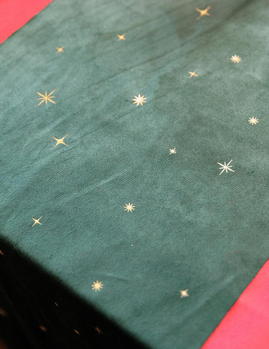 Caminho de mesa estrelas veludo verde inglês e dourado 28 cm x 3 m