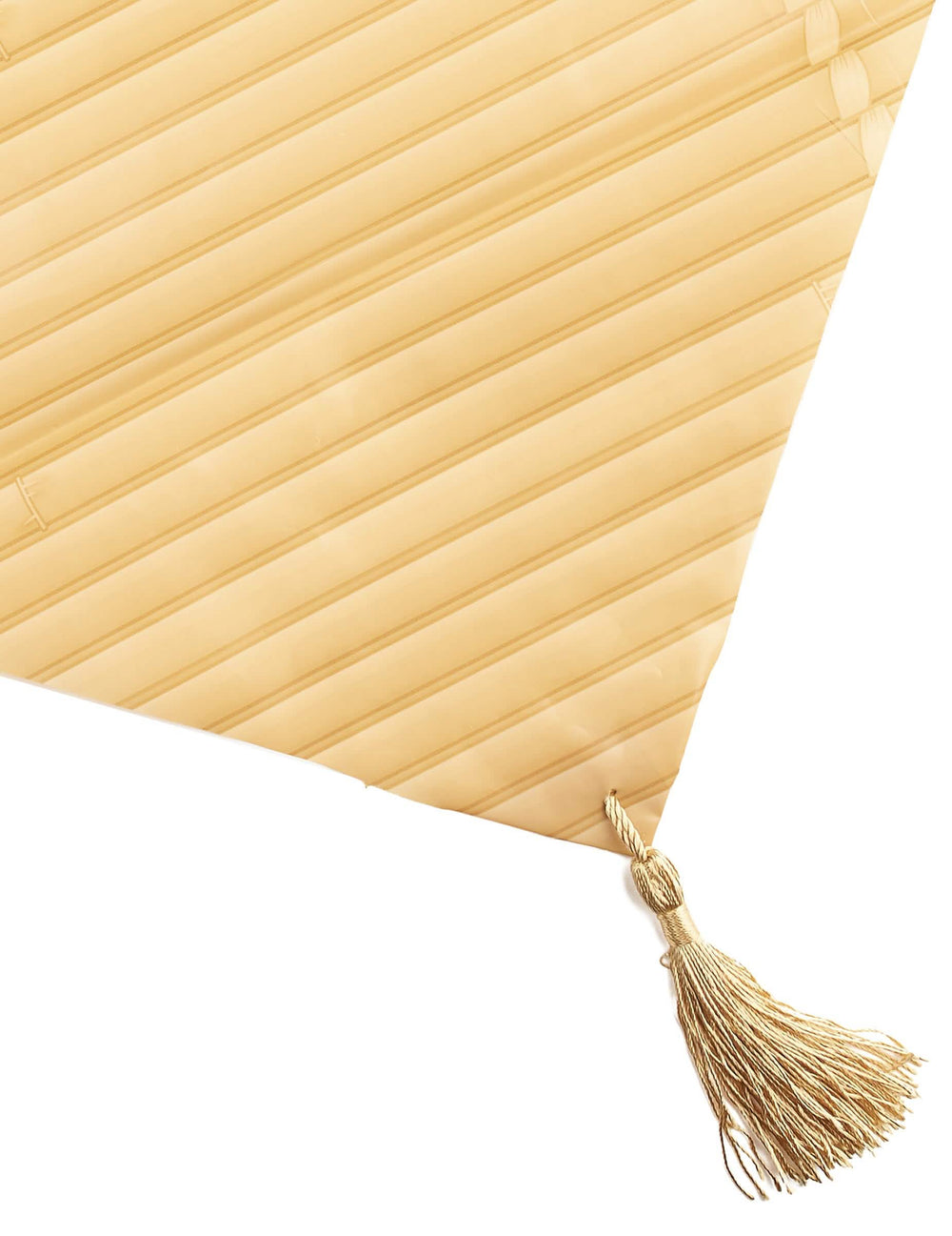 Detalhe do pompom e da textura do caminho de mesa de bambu falso Aloha