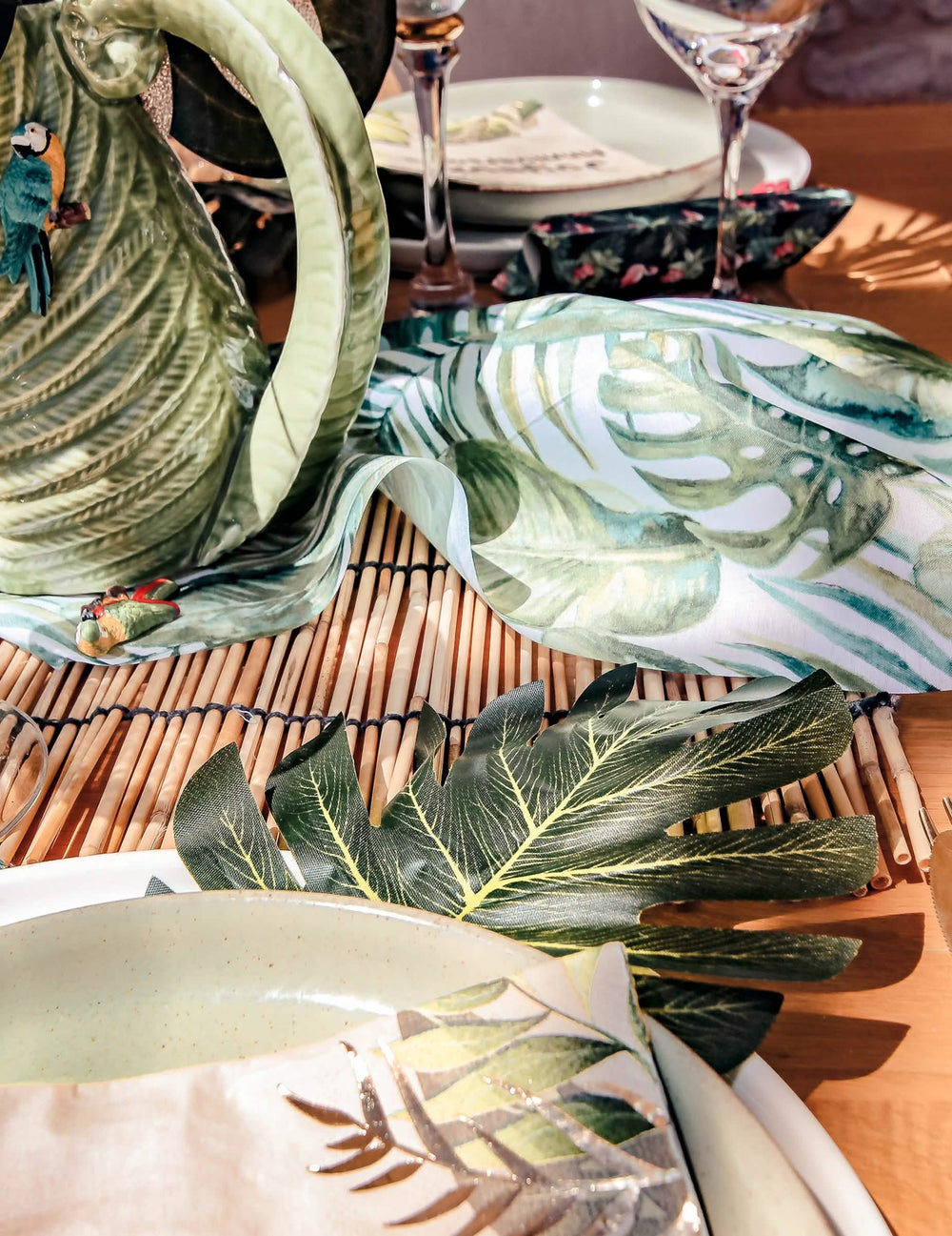 Mise em situação do caminho de mesa folhas tropicais luxo