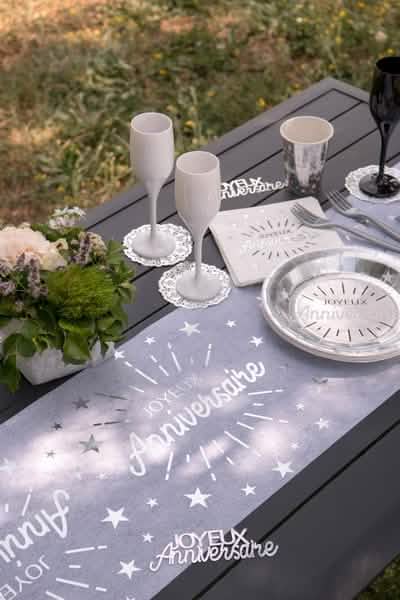 Encenação do caminho de mesa em tecido não tecido para aniversário, para festa branco e prateado com estrelas