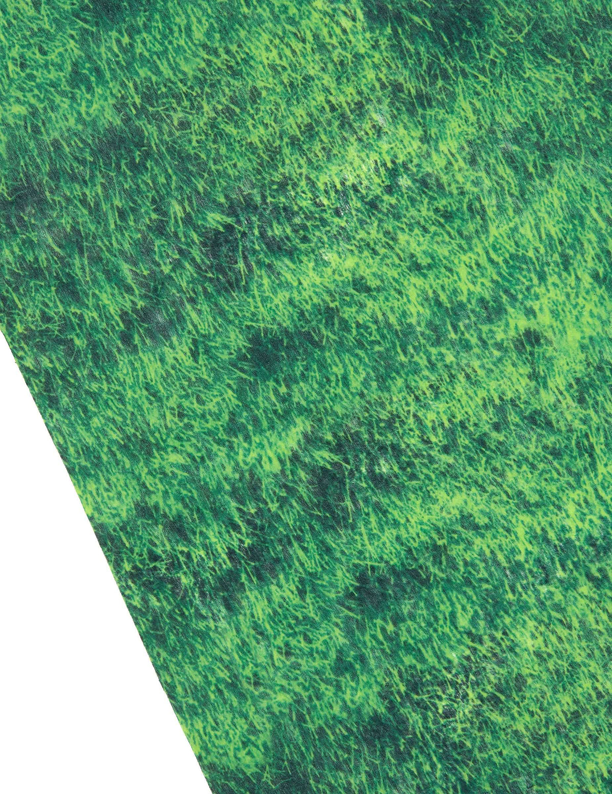 Detalhe do estampado da faixa de mesa em tecido não tecido com efeito relva para festa de futebol