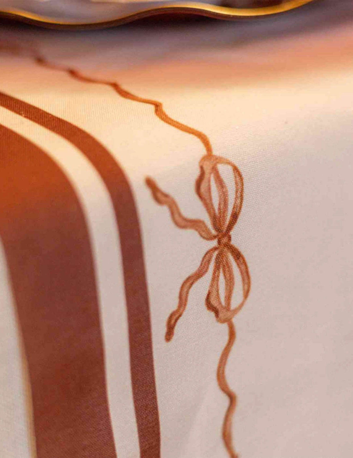 Caminho de mesa Lindos nós em tecido creme auburn e terra queimada 28 cm x 3 m