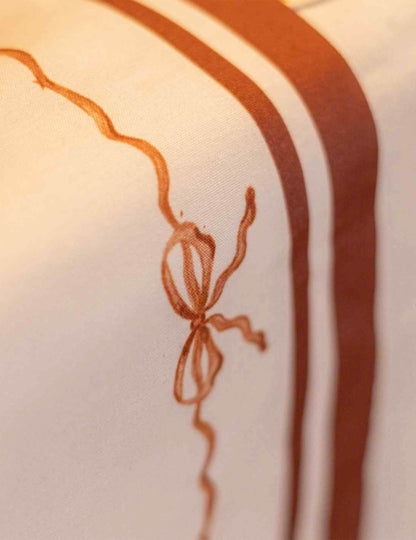 Caminho de mesa Lindos nós em tecido creme auburn e terra queimada 28 cm x 3 m