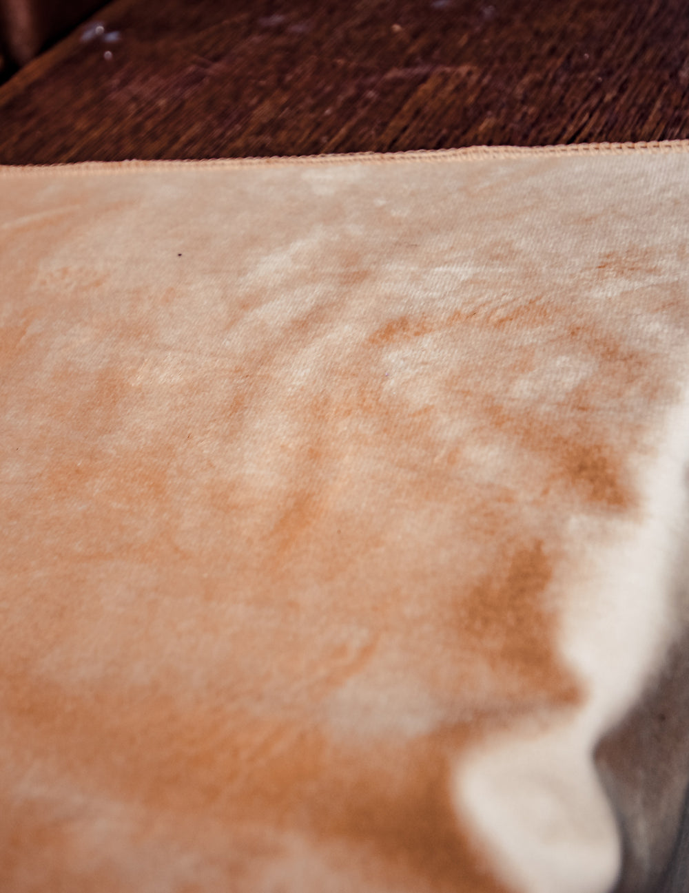 Détail de la texture velours du chemin de table en velours lavable pour fête