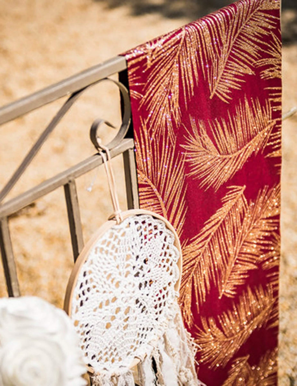 Decoração do caminho de mesa de fetos acobreados