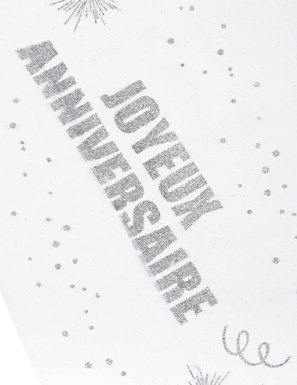 Grande plano da inscrição do caminho de mesa em organza parabéns prateado com purpurina