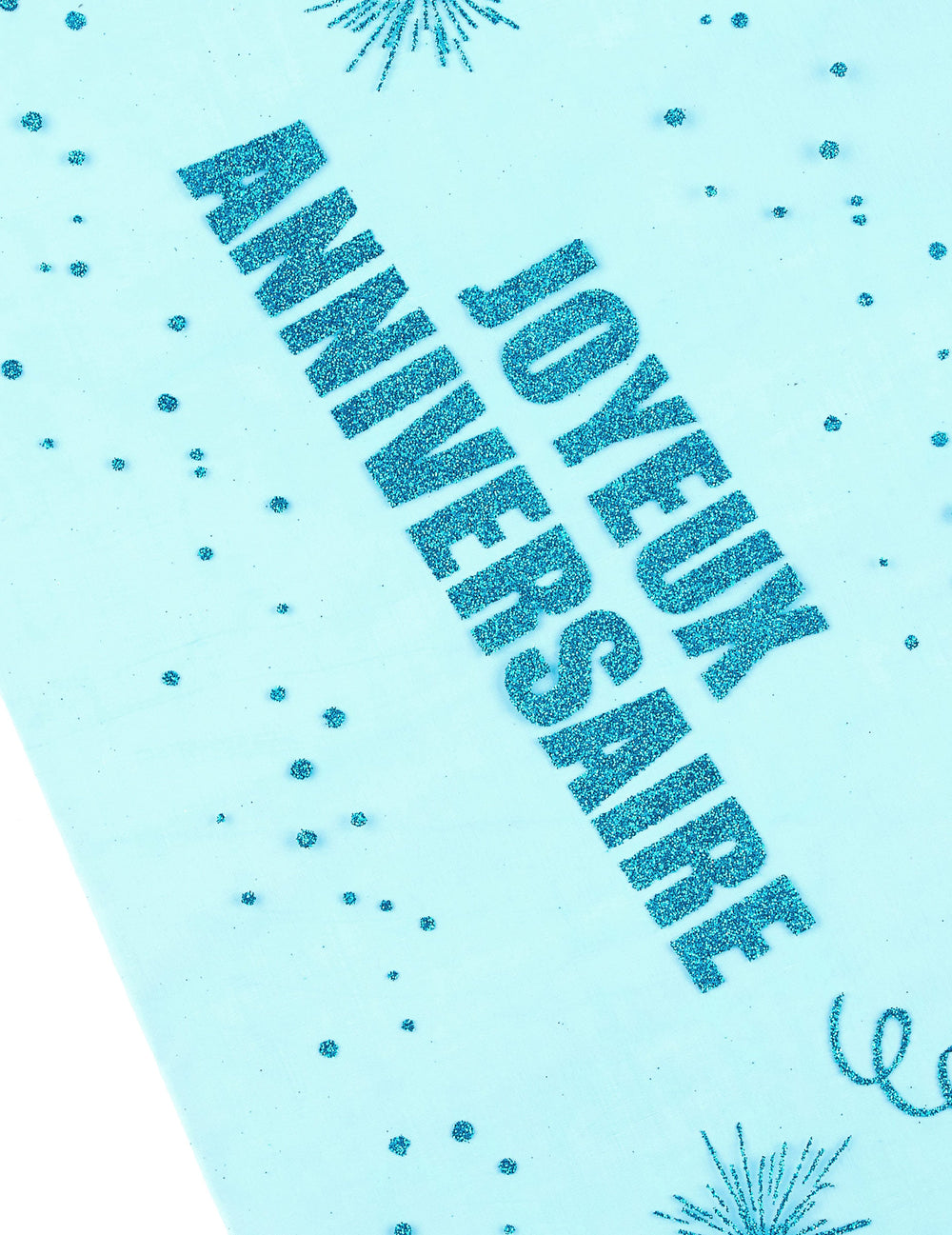 Détail de l'inscription à paillettes du chemin de table organza joyeux anniversaire