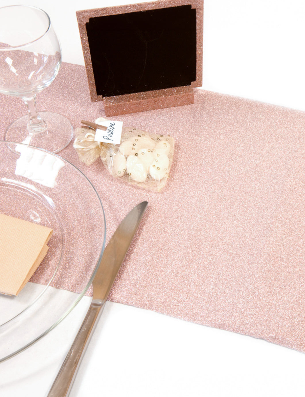 Mise en situation sur une table festive du chemin de table à paillettes pour mariage