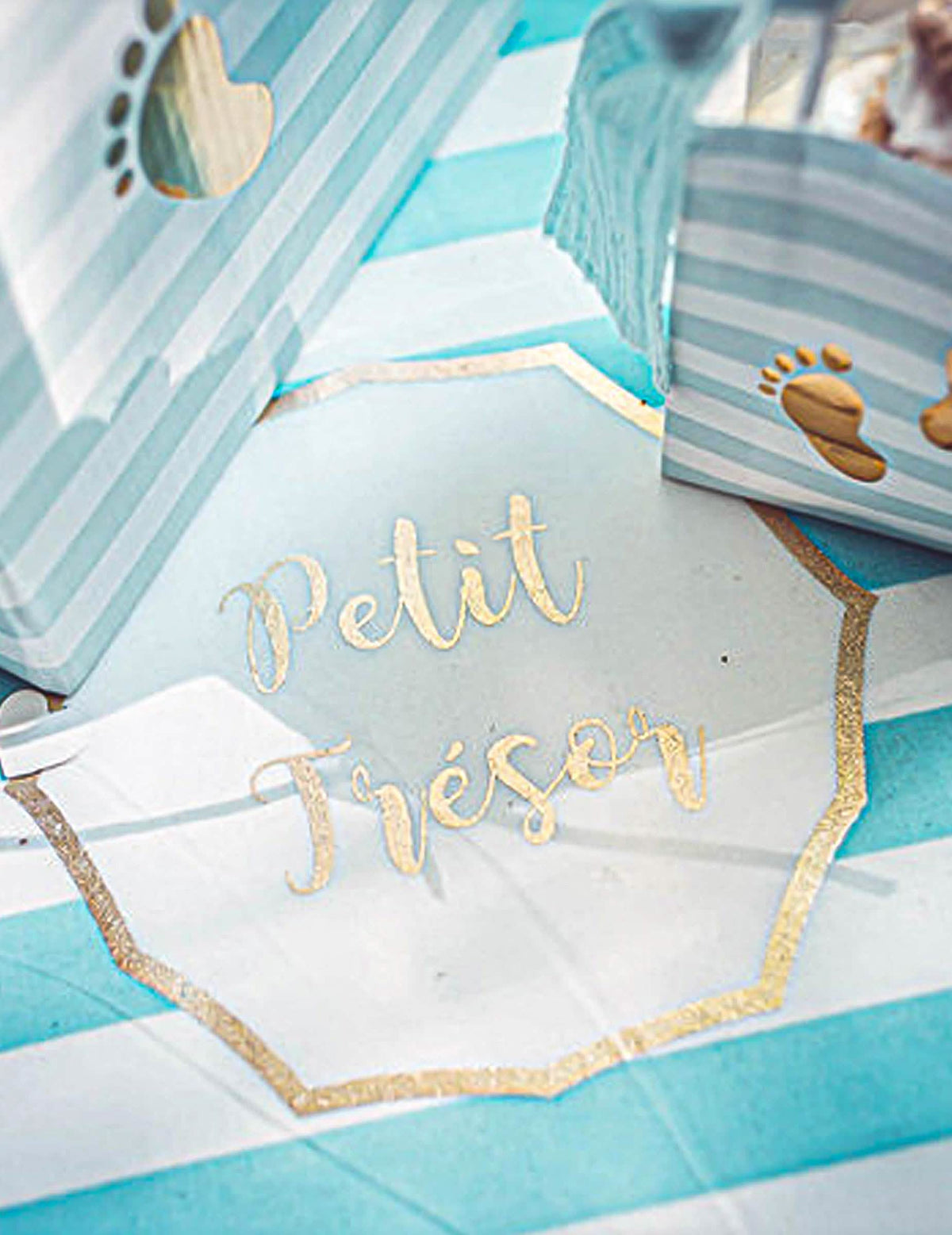Grande plano da inscrição dourada do caminho de mesa Petit Trésor