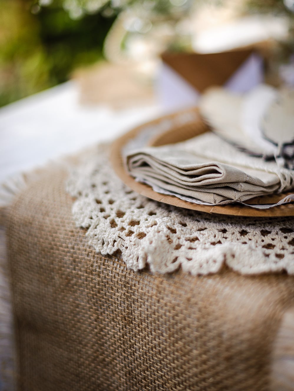 Mise en situation de décoration de table du chemin de table bohème chic