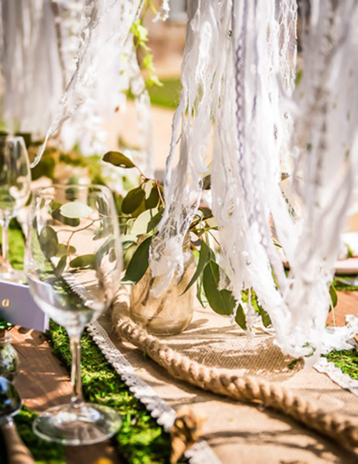 Detalhe da decoração do caminho de mesa vegetal em espuma natural para casamento verde