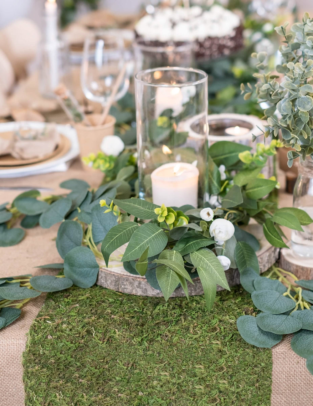 Mise em situação do caminho de mesa vegetal em espuma natural para casamento verde