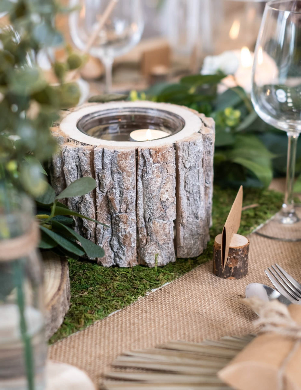 Castiçal em casca e marcador de lugar da faixa de mesa vegetal em musgo natural para casamento